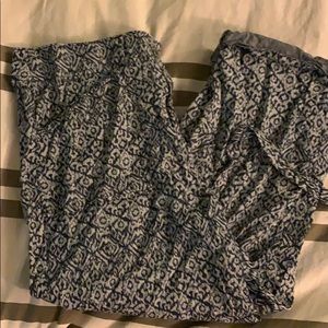 Chico’s patterned Capri pants blue/white Size 2